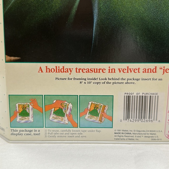 Happy Holidays Barbie - Picture 8 of 10